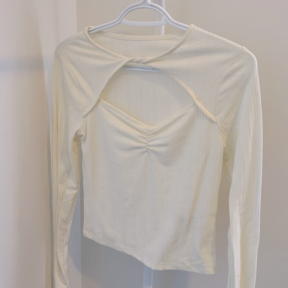 Women’s twisted keyhole long sleeve top